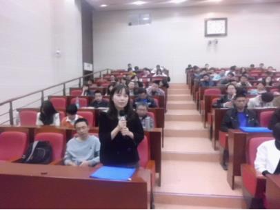 参与讲座的学生、学员积极与演讲人现场互动交流