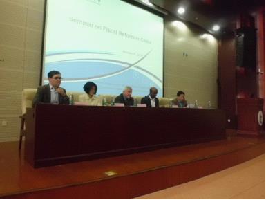 (左起)Karlis Smits、Roy Bahl、Chor-Ching Goh、Mathew Verghis、乔宝云院长