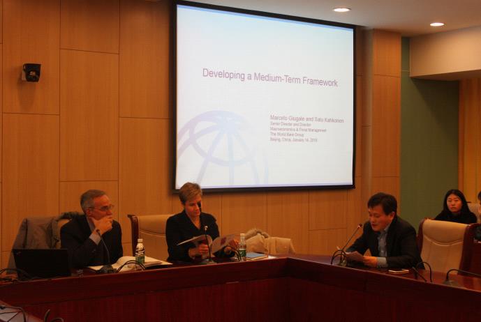 图左三为中央财经大学中国公共财政与政策研究院院长乔宝云教授